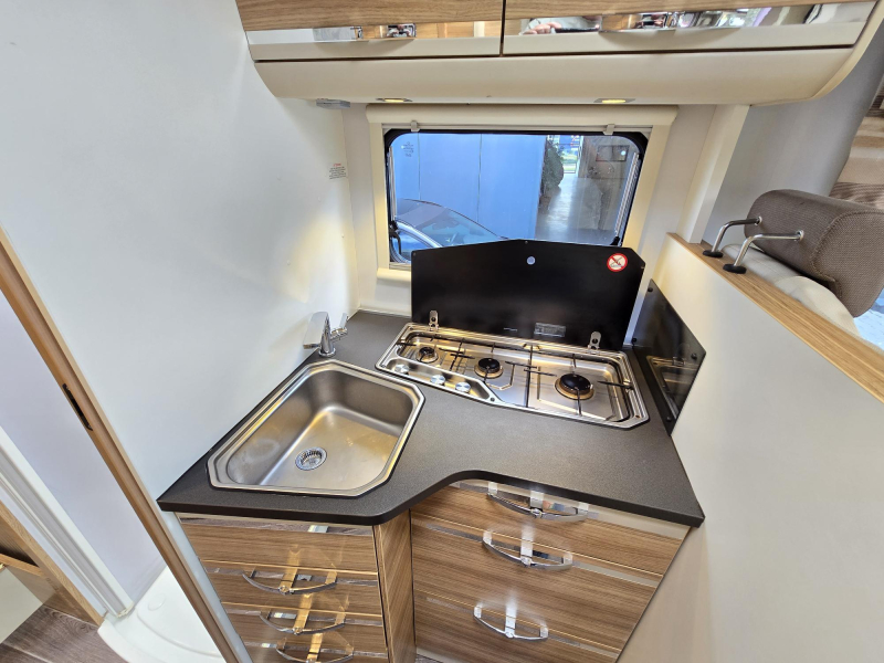 Adria Matrix 670 SL Lengte Bedden Hefbed 5per  foto: 15