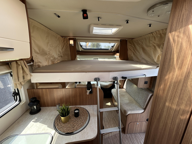 Hymer Carado ENKELE BEDDEN + HEFBED  foto: 17