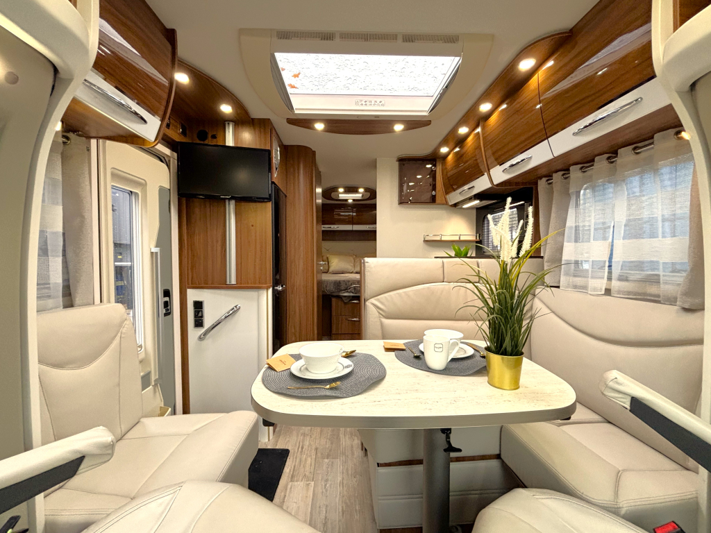 Pilote Sensation 700 P QUEENSBED 6.99M XXL GARAGE CONSTRUCT Foto: 18