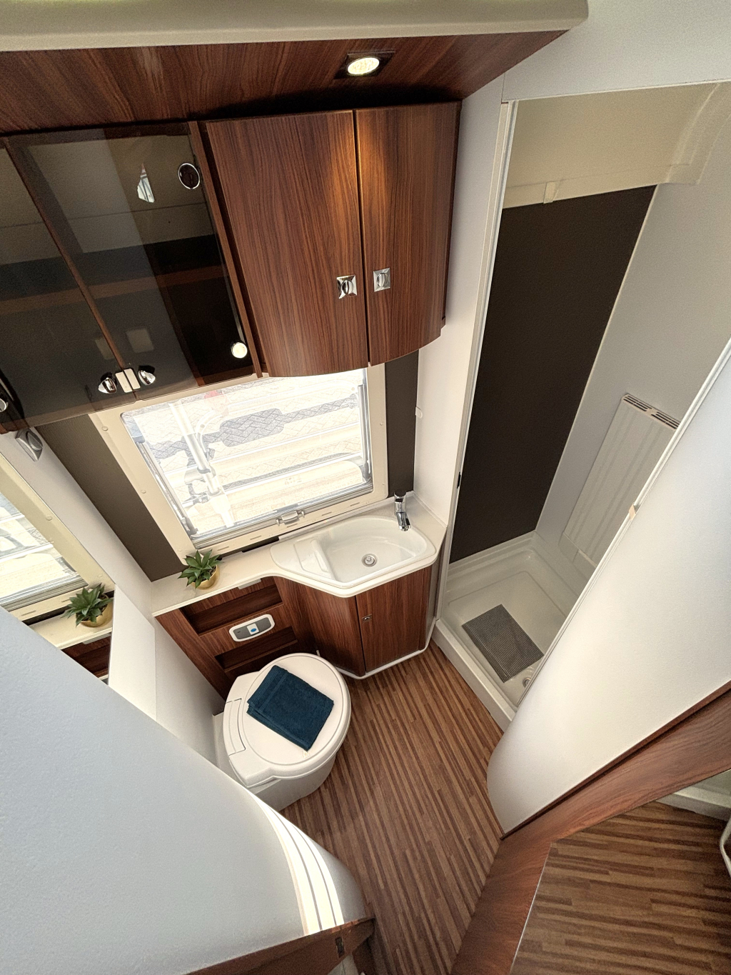 Adria Coral Supreme 670 SLT EINZELBETTEN EINZIGARTIG! ALDE Foto: 9