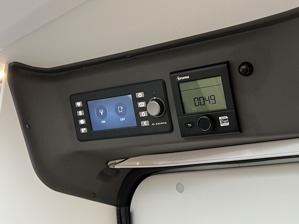 Adria Twin Supreme 640 SLB ENKELE BEDDEN SKYROOF CAMERA foto: 18