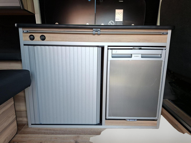 Ford Transit Custom Camper 2.0 TDCI L2H1 Limited | Distributie is vervangen | Camper met 2 slaapplaatsen | Keuken met gootsteen- koelkast- gasfornuis | Zonnescherm | Trekhaak foto: 23