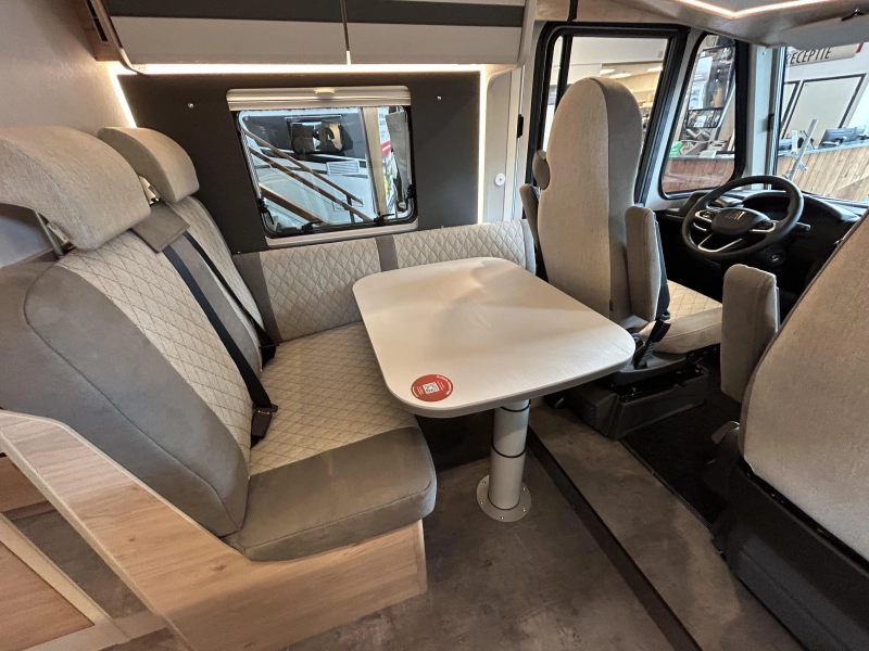 Dethleffs Globebus I 6 Compact Integrated Camper photo: 9