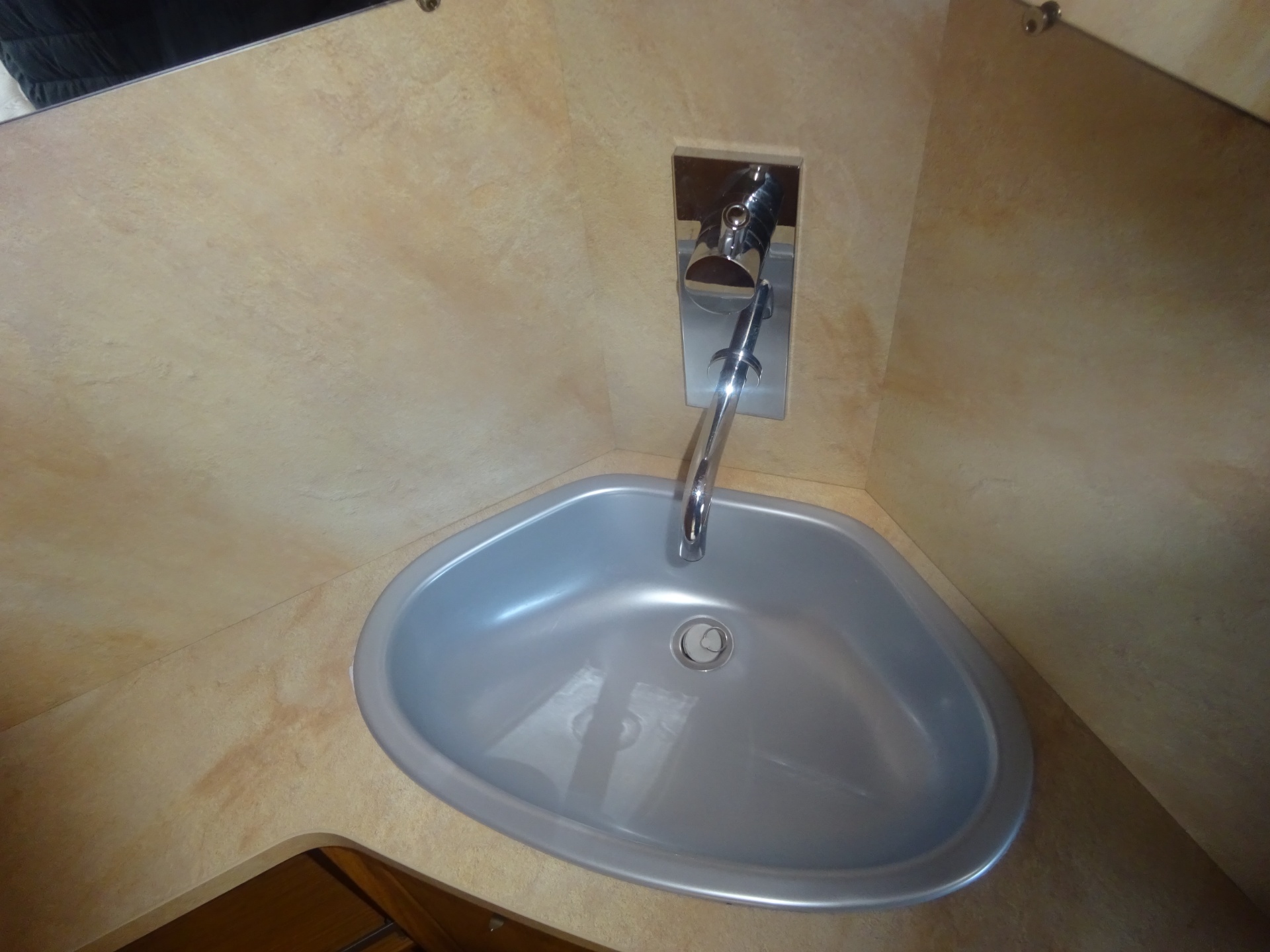 Knaus Azur 460 Frans Bed en Rondzit + Mover foto: 22