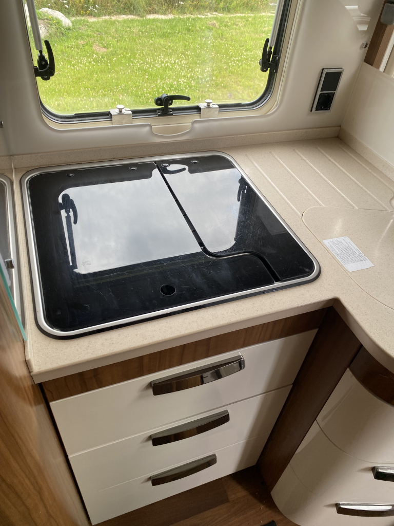 Hymer B 678 PL AUTOM&Aacute;TICO 3 litros di&eacute;sel con 177 CV, camas longitudinales y cama abatible A&ntilde;o 2016. Centrum On the Road en Noorderringweg 4 en Marum. foto: 8