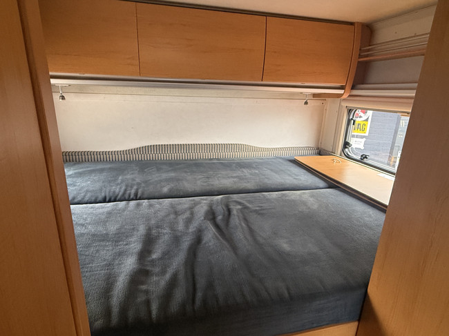 Hymer C 644 Alkoven Querbett+Hochbett Vollausstattung in sehr gutem Zustand Klimaanlage Markise TV elektr. Satellitensch&uuml;ssel 2x Solarpaneele gro&szlig;e Garage Wechselrichter Anh&auml;ngerkupplung Foto: 17