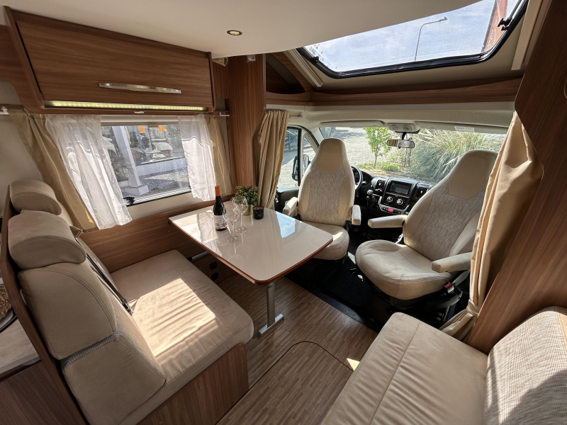 Hymer Carado ENKELE BEDDEN + HEFBED  foto: 7