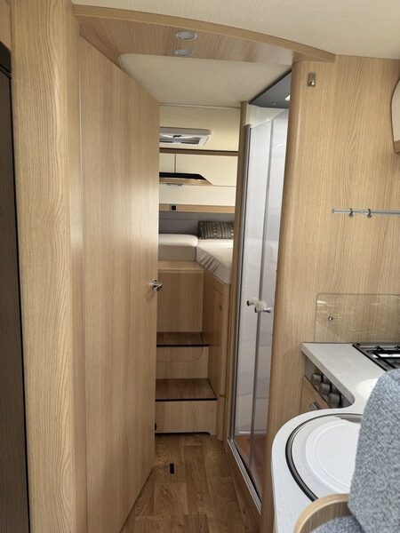 Hymer B MC I 680 equipado con potente Mercedes 9 G Tronic 170 CV AUTOM&Aacute;TICO camas individuales + cama abatible (56 foto: 42