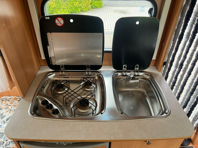 Caravelair Antares Luxe 390 Freeline | Fietsenrek | Dinette | Vastbed | Kachel | Koelkast | foto: 16