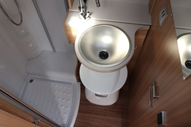 9 traps AUTOMAAT Knaus Platinum Edition Sun TI 650 vlakke vloer enkele bedden (80  foto: 51