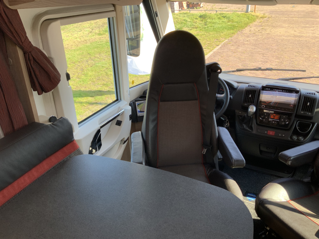 Carthago Malibu I 460 AUTOM&Aacute;TICA 150 CV Integral, Camas longitudinales y Cama abatible, Garaje, Aire acondicionado de motor, Aire acondicionado de techo, Sistema de nivelaci&oacute;n, Camper centrum on the road Marum foto: 11