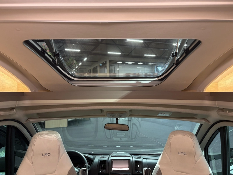 LMC Tourer 660 lengte bedden - weinig km  foto: 8