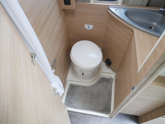 Roadcar (Pössl) R640, 6.40 Meter Buscamper, Lengtebedden foto: 15