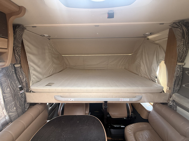 Hymer B 594 autom&aacute;tico 150 cv autocaravana muy compacta full options cama transversal+cama abatible sistema de nivelaci&oacute;n EP toldo calefacci&oacute;n estacionaria webasto aire acondicionado de techo 2x panel solar antena parab&oacute;lica el&eacute;ctrica TV garaje grande foto: 22