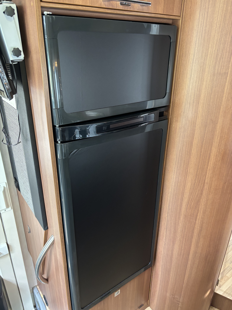 LMC Black Edition 722 QUEENSBED SOLAR PANEL LPG ROOF AIRCO photo: 7