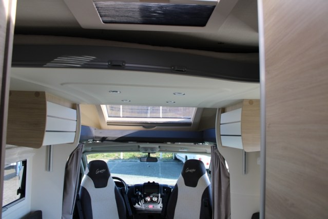 Challenger Graphite Vip Edition T 328 idem Chausson 788 AUTOM&Aacute;TICO Fiat 140 cv equipado con cama Queen y cama abatible 4 pers. (76 foto: 49