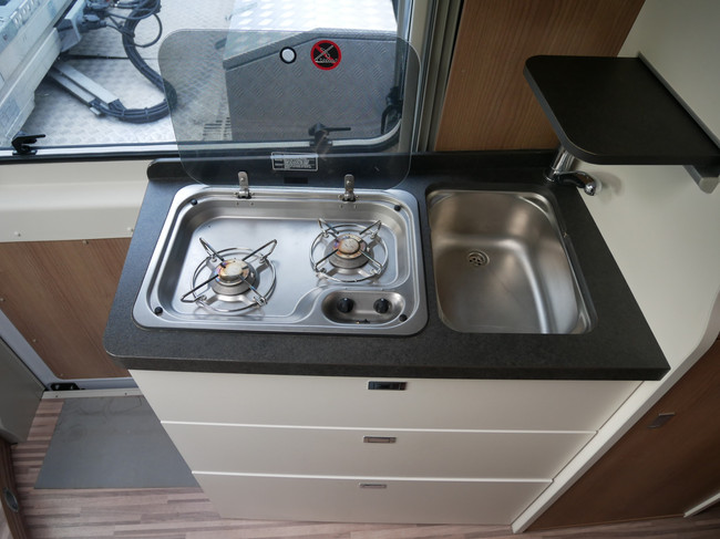Carthago Malibu Van 640 LE Charming GT, 6.40 Meter Buscamper, L&auml;ngsbetten Foto: 12