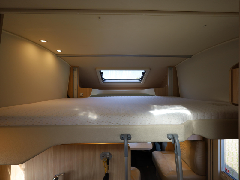 B&uuml;rstner Ixeo IT 710 G cama transversal + cama abatible foto: 9