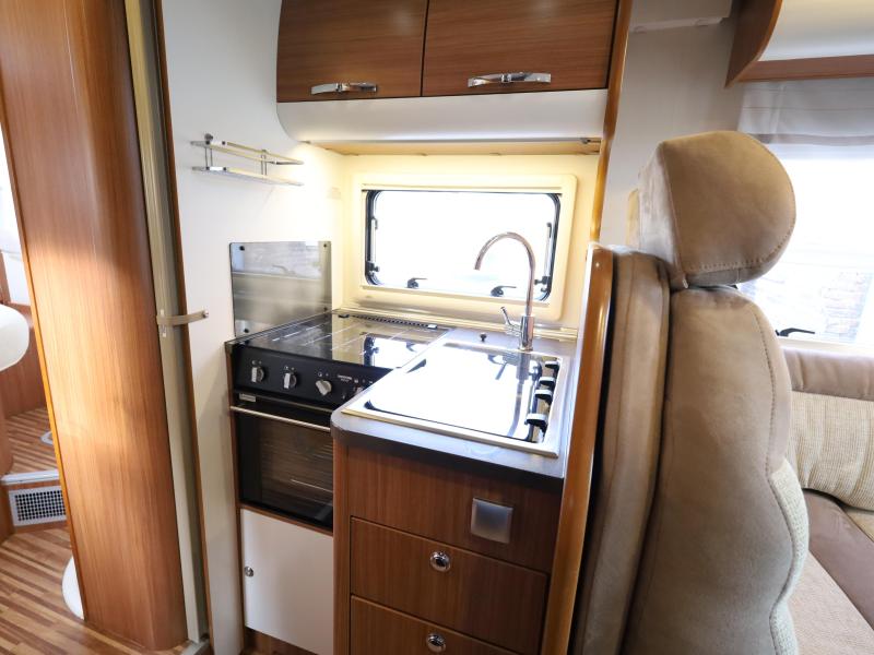 Adria Matrix M 670 SC queensbed + hefbed  foto: 5