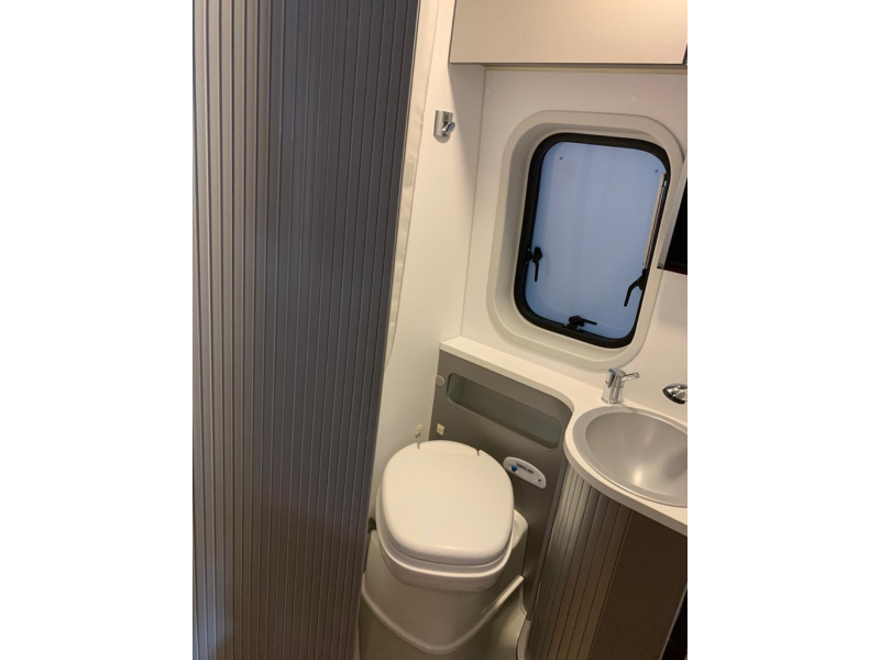 Adria Twin 640 SLX camas longitudinales como nuevo foto: 16