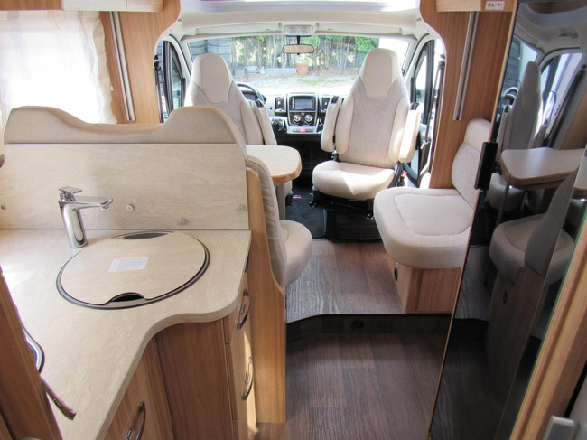 Hymer T598 Semi integraal Queensbed Hefbed bj2018 foto: 6
