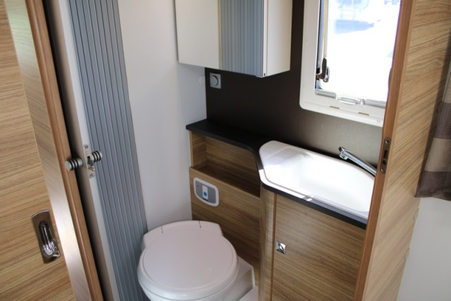 Robuuste Adria Matrix M 670 SK AUTOMAAT 5 gordelplaatsen Queensbed + hefbed (71  foto: 58