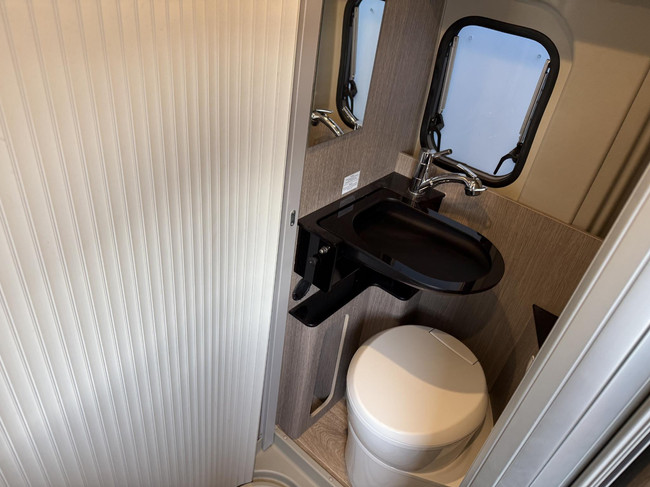 Pössl Roadstar 600L Automaat Lengtebedden foto: 14