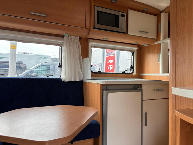 Eifelland Holiday 460 W614700 | 2 Enkele bedden | Mover volautomaat | Voortent met Luifel | Fietsendragers | 3-Pits gasfornuis foto: 8