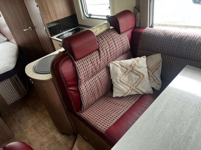 Bürstner Nieuwe Koppeling | Frans Bed | 4 Pers | Off Grid | Elektrisch Hefbed foto: 16