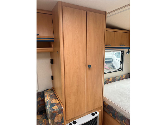 Hobby De Luxe 400 SF | Awning | Bicycle rack | Semi-automatic Mover | Fixed bed | Dinette (Train seat) | Tempo 100 | Shock absorbers photo: 14