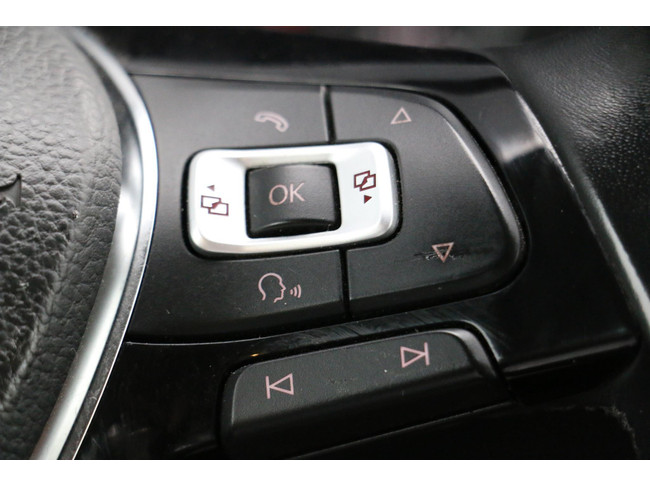 Volkswagen Transporter 2.0 tdi 150pk Aut. 4 Slaapplaatsen, Cruise, airco, Nieuw interieur, draaibare passagiersstoel, trekhaak, two tone, hor, bom vol!!! foto: 21