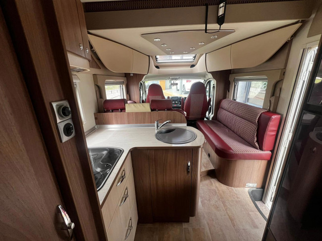 Bürstner Nieuwe Koppeling | Frans Bed | 4 Pers | Off Grid | Elektrisch Hefbed foto: 22