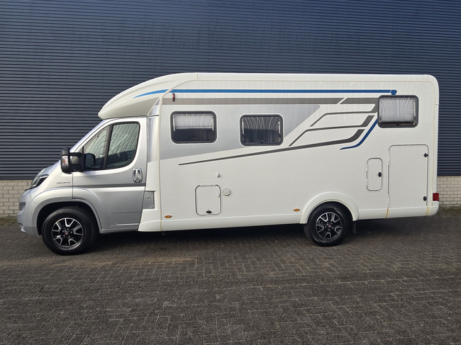 Hymer TRAMP GL 578 AMBITION 130 PK SLECHTS 29.972 KM DIGITALE ACHTERUITKIJKSPIEGEL LENGTEBEDDEN TV + SATELLIET DRAAISTOELEN foto: 1