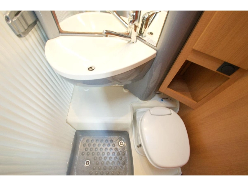 Dethleffs Globebus T 004 halfintegraal camper  foto: 16