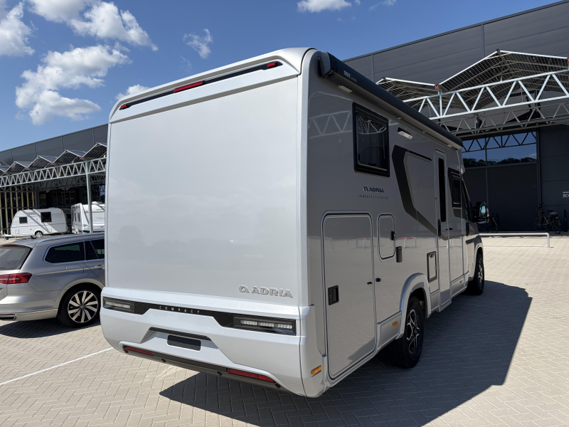Adria Compact Supreme DL autom&aacute;tico / cama longitudinal foto: 3