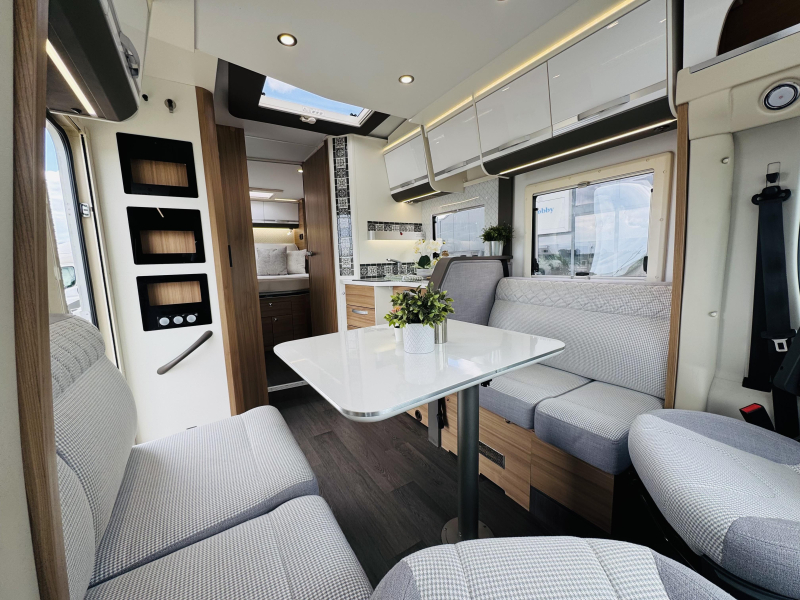 Adria Matrix Plus 670 DC Queensbed Hefbed Omvormer  foto: 1