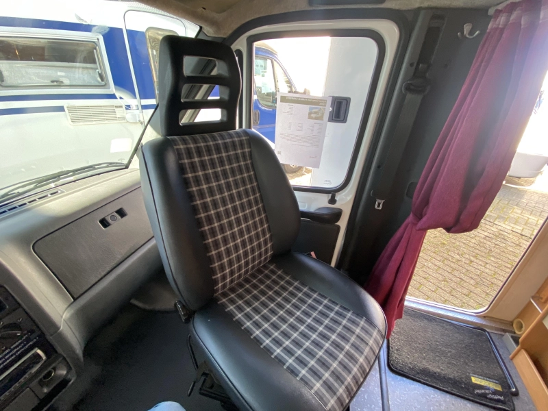 Hymer Camp 644 G 6 pers GROTE GARAGE 2,8  foto: 31
