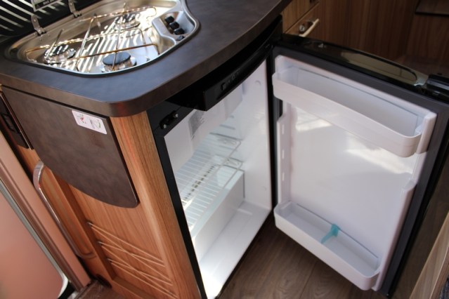 Hymer Exsis i 474 Fiat 160 CV compacto, estrecho, ligero, con camas individuales y cama abatible (55 foto: 36