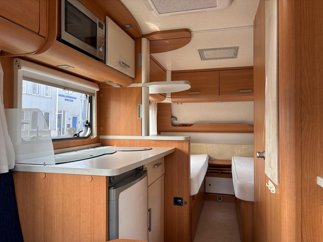 Eifelland Holiday 460 W614700 | 2 Enkele bedden | Mover volautomaat | Voortent met Luifel | Fietsendragers | 3-Pits gasfornuis foto: 10