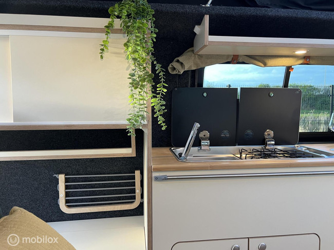 Volkswagen T6 2017 L1H1 zwart foto: 14