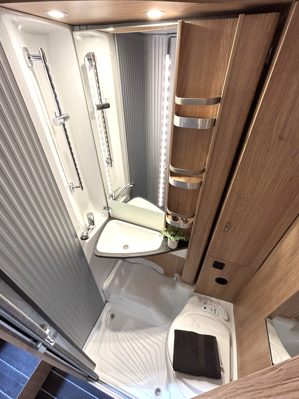 Knaus Sky Wave 60Years 650 MEG AUTOMAAT ENKELE BEDDEN+HEFBED foto: 10