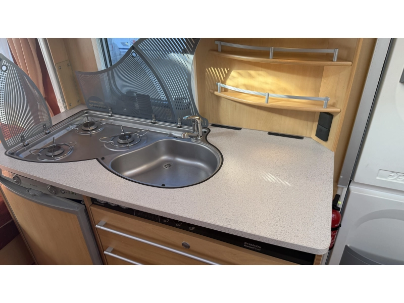 Dethleffs Camper 440 DB dwars bed zit toilet  foto: 7