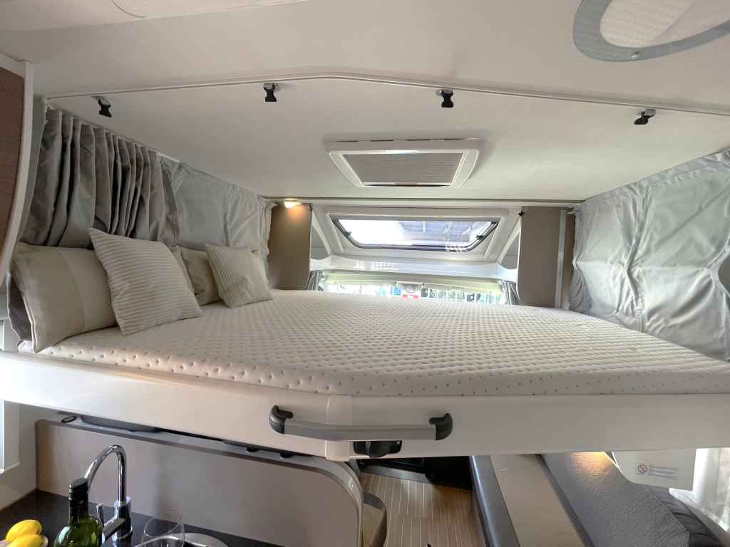 Hymer Etrusco T7300 SB EINZELBETTEN + HUBBETT FAHRRADTR&Auml;GER LIFT Foto: 4