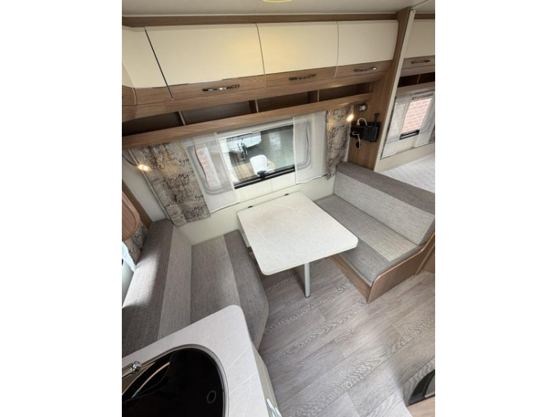 Hobby De Luxe 400 SFE Incl. Mover and Awning photo: 13