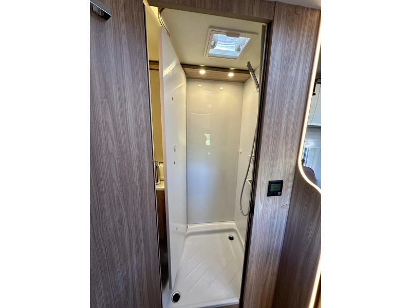 Bürstner Lyseo M Harmony Line 690 G | Mercedes | automaat  foto: 20