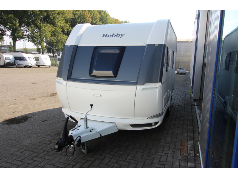 Hobby De Luxe 400 SFE Cama francesa y nevera alta foto: 4