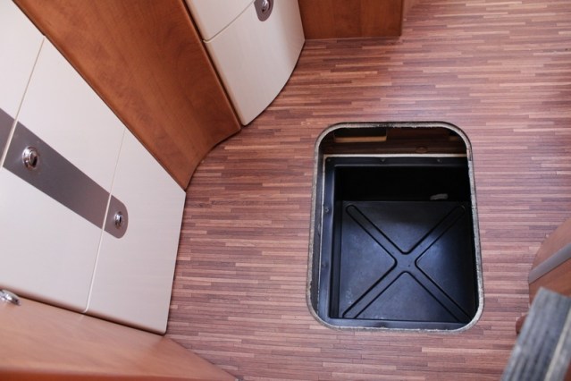 Carthago Chic C Line I 5.0 1e eigenaar Fiat 3.0 liter 160 pk 4250 kg chassis enkele bedden 5 zitplaatsen (122  foto: 61