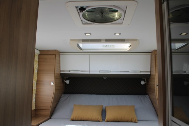 Adria Coral S 670 SC met elektrisch in hoogte verstelbaar Queensbed slechts 40801 km (65  foto: 41