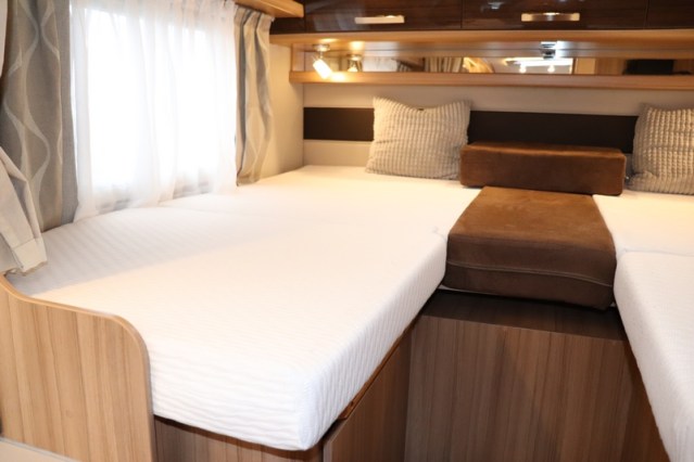 9 traps AUTOMAAT Knaus Platinum Edition Sun TI 650 vlakke vloer enkele bedden (80  foto: 45
