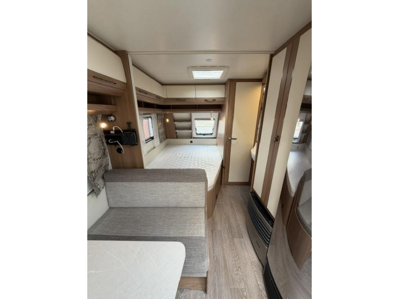 Hobby De Luxe 400 SFE Incl. Mover and Awning photo: 14